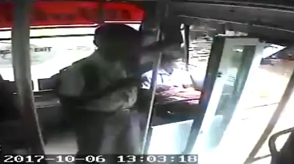 دانش آموز عجول از اتوبوس در حال حرکت پیاده شد! + فیلم