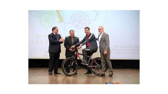 هدیه‌ای که عادل فردوسی‌پور را شگفت‌زده کرد+عکس