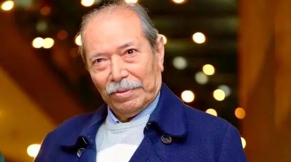 تصویری باورنکردنی از شباهت عجیب استاد علی نصیریان و یک هنرمند ژاپنی!/ انگار سیبی که از وسط نصف شدن