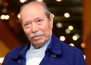 تصویری باورنکردنی از شباهت عجیب استاد علی نصیریان و یک هنرمند ژاپنی!/ انگار سیبی که از وسط نصف شدن