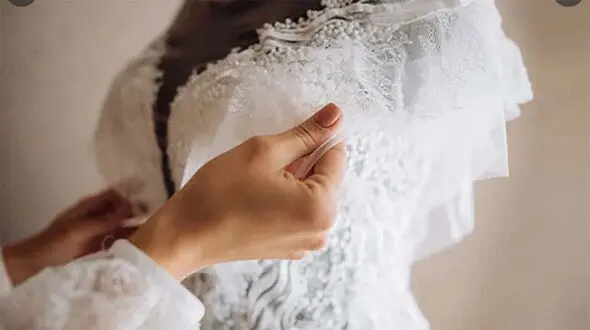 این زن عقده لباس عروسی دارد ! / شهرت عجیب با رفتاری حیرت آور + عکس
