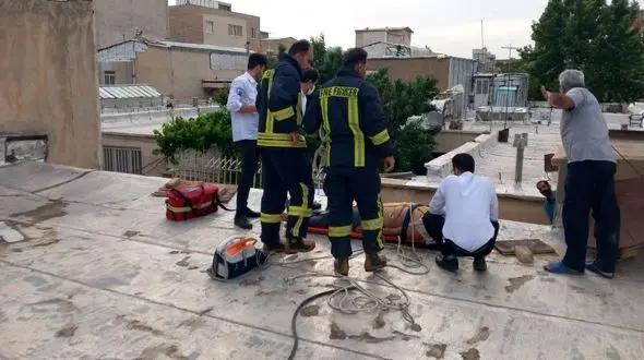 عملیات نفس گیر اورژانس و آتش نشانی کرمانشاه برای نجات مرد ۵۵ ساله/ کولر آبی خطر آفرین شد+عکس