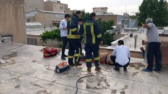 عملیات نفس گیر اورژانس و آتش نشانی کرمانشاه برای نجات مرد ۵۵ ساله/ کولر آبی خطر آفرین شد+عکس