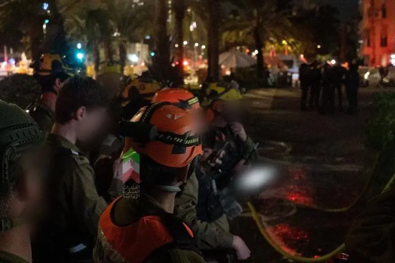 تیم نظامی ویژه ارتش اسرائیل در محل اصابت موشک ایران