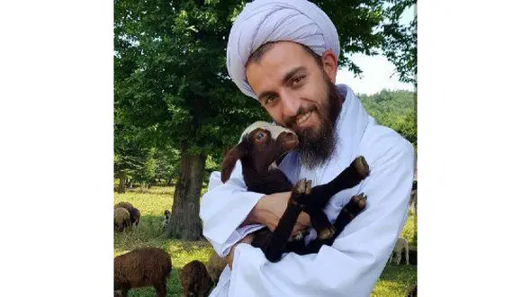 روحانی آملی حیوانات را  دوست دارد و دانشجوی موسیقی است +عکس