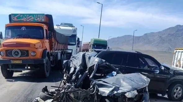 برخورد مرگبار تریلی، پژو و پرایدها / مصدومان راهی بیمارستان شدند