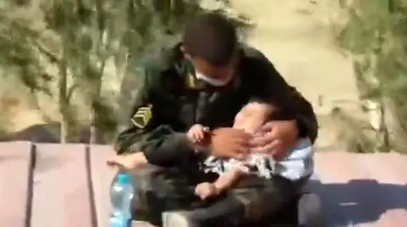 فیلم مهربانی درجه‌دار پلیس با کودک گرمازده ! / در مرز مهران چه گذشت؟!