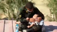 فیلم مهربانی درجه‌دار پلیس با کودک گرمازده ! / در مرز مهران چه گذشت؟!