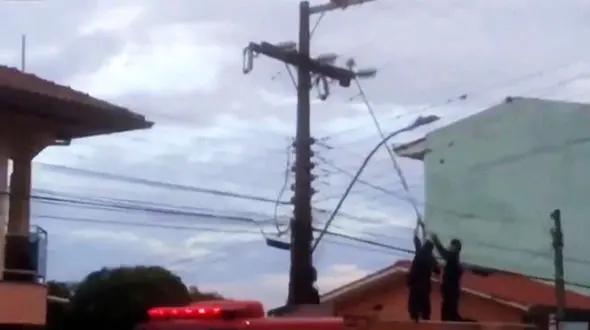 برق گرفتگی یک آتش نشان هنگام نجات گربه + فیلم 