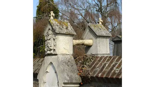  قبر عجیب یک زوج عاشق/یک دیوار بین شان فاصله است+عکس