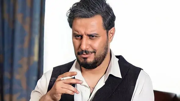 گریه شدید جواد عزتی و پسرش در ملاء عام + فیلم