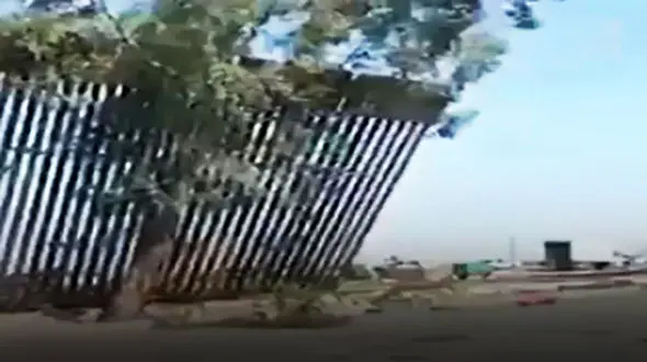 تخریب دیوار مرزی ترامپ با وزش باد ! + فیلم