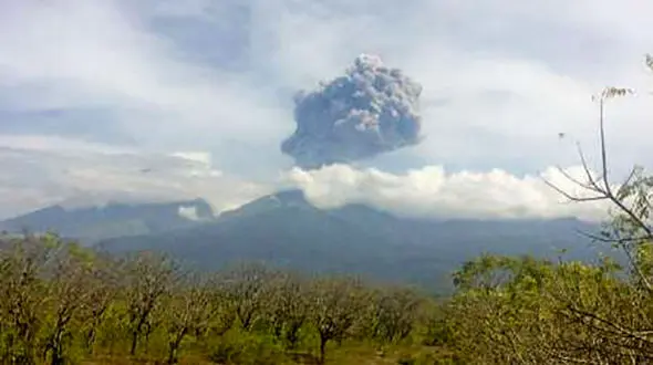  تخلیه صدها گردشگر خارجی از جزیره بالی اندونزی با فعال شدن آتشفشان +عکس
