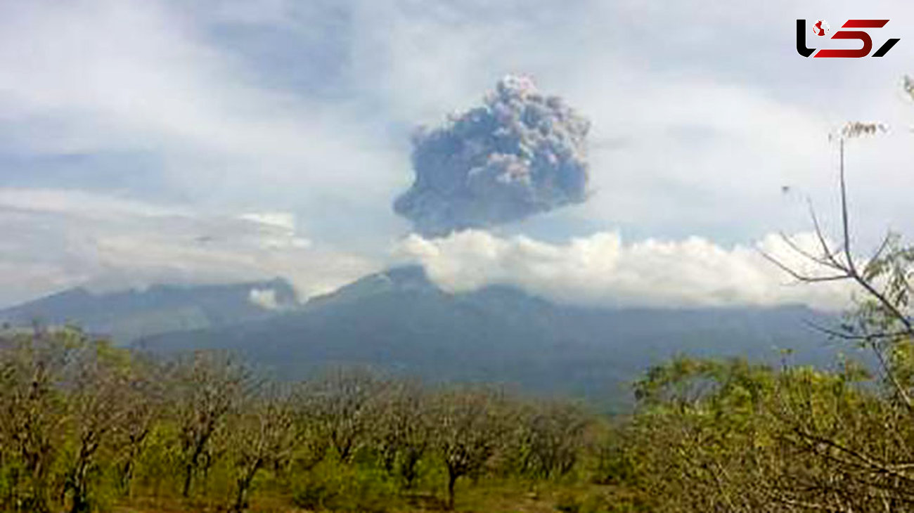  تخلیه صدها گردشگر خارجی از جزیره بالی اندونزی با فعال شدن آتشفشان +عکس