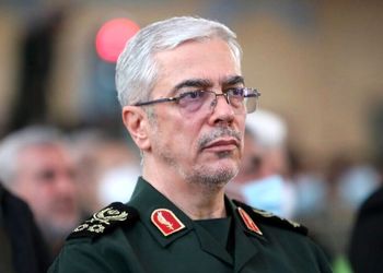 عکس؛ سفر به تاریخ؛ «سرلشکر باقری» در کنار «پدر صنعت موشکی ایران» در جبهه؛ دهۀ 60