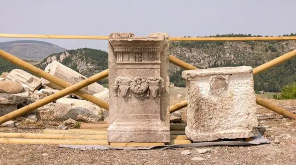 کارگران موقع پاکسازی بوته‌ها یک محراب ۲ هزار ساله کشف کردند 