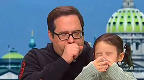 سرفه های وحشتناک کرونایی نجات یافته در برنامه زنده تلویزیونی + فیلم / امریکا