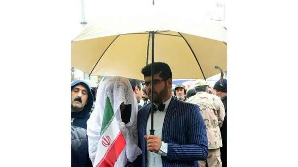 عروس و داماد با لباس جشن در راهپیمایی 22 بهمن ساری+عکس