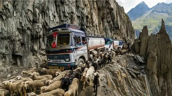 وحشتناک ترین جاده / اینجا مرگ فریاد می زند + فیلم
