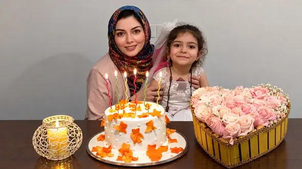 عکس ها / نگاهی به چیدمان خانه آزاده نامداری که اجل امانش را برید/ از آخرین سفره هفت سین و کیک تولدش تا میز عزای خانم مجری محبوب با ترمه و شمع سیاه و مبلمان با منظره چشم نواز برج اعیانی