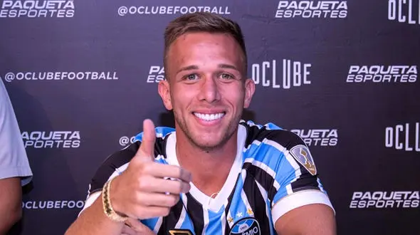 نقش همسر کوتینیو در انتقال آرتور به بارسلونا