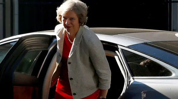 برخورد مردم خشمگین با نخست وزیر پس از آتش سوزی لندن +فیلم