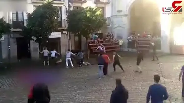 لحظه زخمی شدن یک مرد در مراسم گاوبازی خیابانی + فیلم