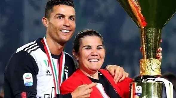 رونالدو: آقای علی دایی من نمی توانم بیایم ، مادرم را می فرستم