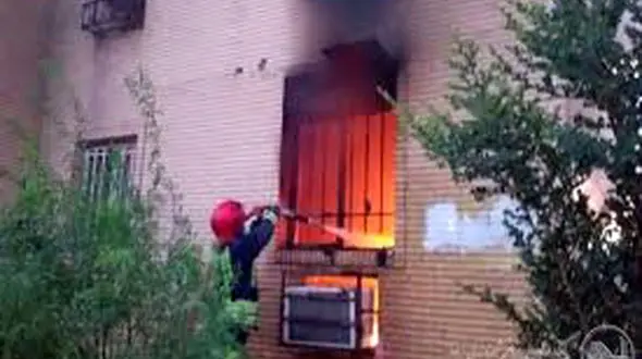 نجات مرد از جا کولری در آتش‌سوزی خانه‌ای بنزینی