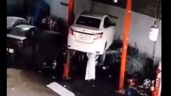 ببینید / نجات معجزه آسای یک مکانیک از سقوط وحشتناک یک خودرو روی سرش + فیلم