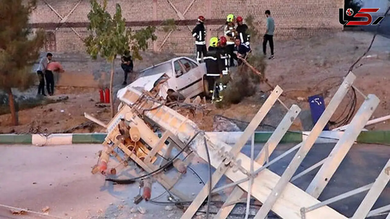 برخورد پژو پارس با تیر برق در مشهد + عکس