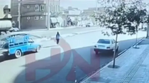 مرگ تکان‌دهنده دختر جوان بر اثر حادثه نیسان آبی + فیلم