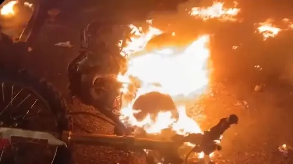 فیلم / محل سوزاندن بدن نیمه جان شهید مهدی فردی در رشت / دوستش : دیدم گلوله خورد و بعد با چاقو زدنش و آتشش زدند هنوز زنده بود