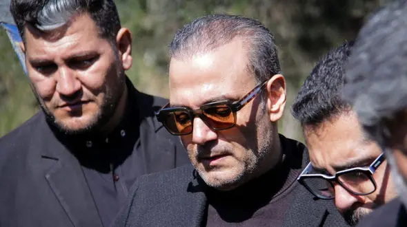 دلداری دادن مهران مدیری به علیرضا قربانی در مراسم یادبود همسر جوانش/ رفیق من سنگ صبور غم ها+عکس