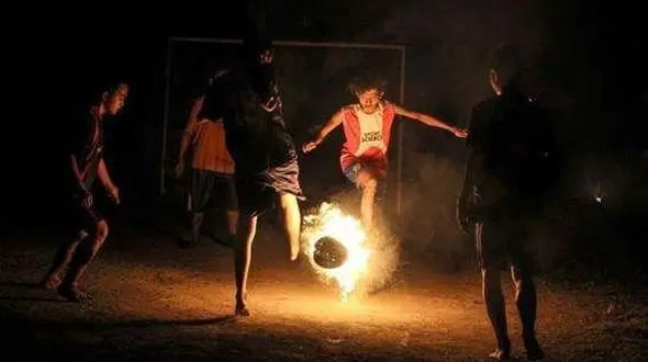 عجیب ترین فوتبال با توپ آتشین+تصاویر