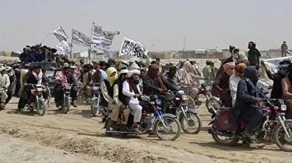 کابل سقوط کرد / انتقال 3 فروند بالگرد ارتش به داخل کاخ ریاست جمهوری + فیلم