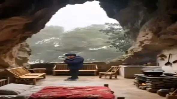 معماری خلاقانه؛ یارو خونه ساخته تو غار بیرون طوفانه داره درختو از جا میکنه این ریلکسه