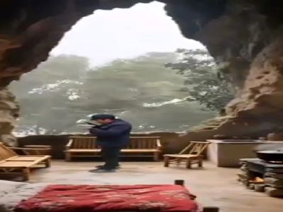 معماری خلاقانه؛ یارو خونه ساخته تو غار بیرون طوفانه داره درختو از جا میکنه این ریلکسه