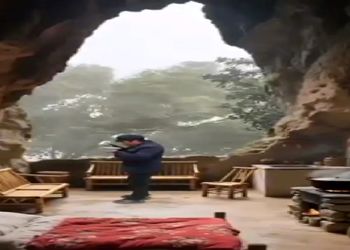 معماری خلاقانه؛ یارو خونه ساخته تو غار بیرون طوفانه داره درختو از جا میکنه این ریلکسه