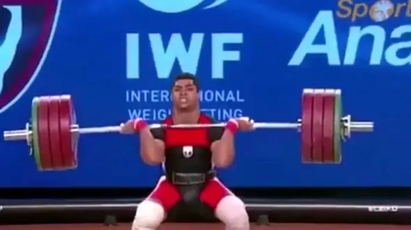 شادی عجیب وزنه‌بردار مصری پس از مهار وزنه + فیلم
