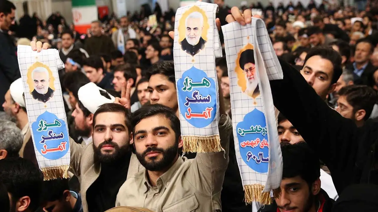 دیدار جمعی از رأی اولی‌ها و خانواده‌های شهدا با رهبر انقلاب حضرت آیت الله العظمی سید علی خامنه ای 1402/12/9