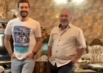 فیلم آواز /  پسره موزیک پلی کرد باباش رقصید خنده اش گرفت پدر محترم پس گردنی زد