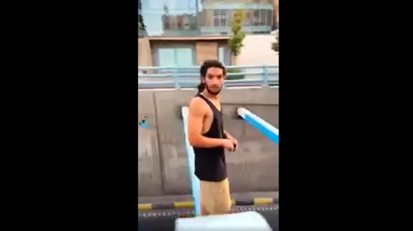 جنجالی شدن اقدام خطرناک یک پارکورباز در ورودی تونل آرش تهران