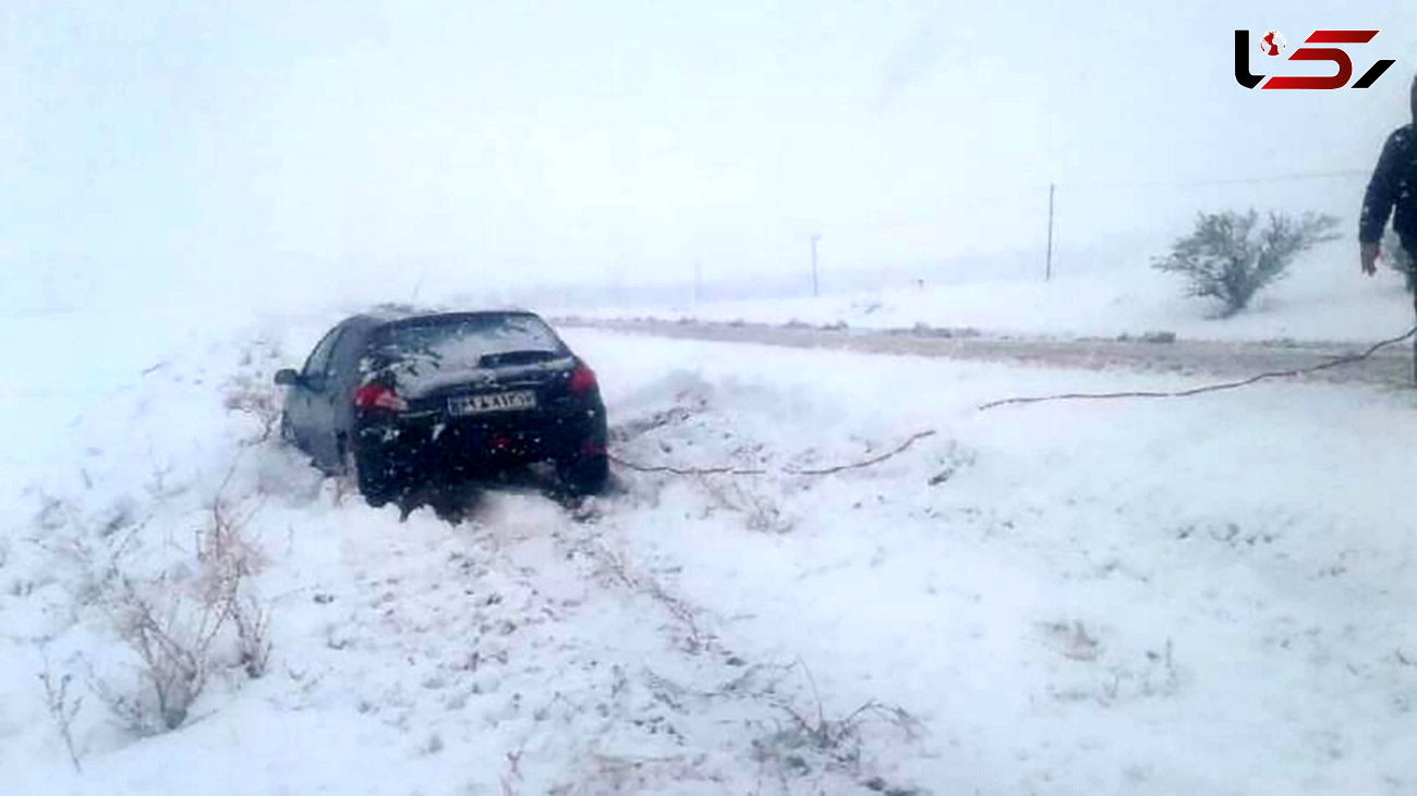 نجات 30 خودرو گرفتار در برف در اشنویه 