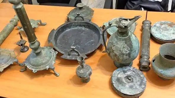 بازداشت مرد پژو سوار با عتیقه های قدیمی در لرستان 