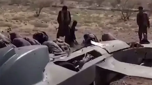 نماز شکر رزمندگان انصارالله یمن در کنار پهپاد سرنگون شده عربستان + فیلم