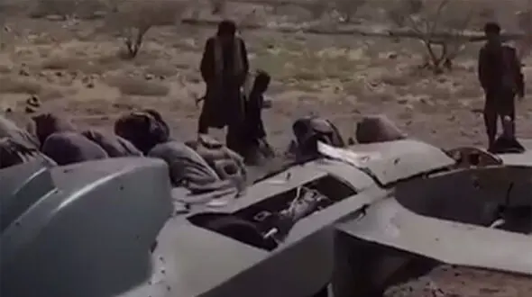 نماز شکر رزمندگان انصارالله یمن در کنار پهپاد سرنگون شده عربستان + فیلم