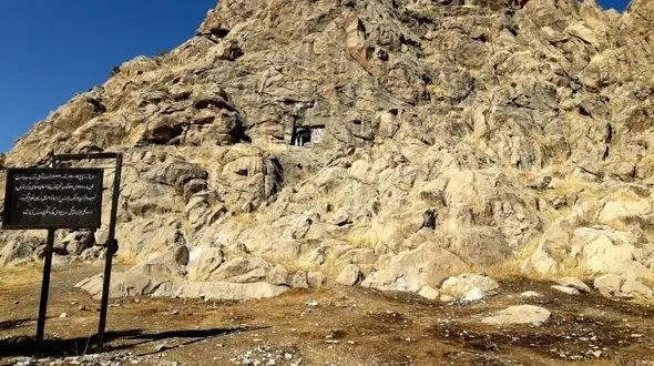 اثر تاریخی در کرمانشاه، محل خواب معتادان شد! / «گوردخمه روانسر» نه نگهبان دارد و نه دوربین + عکس و فیلم