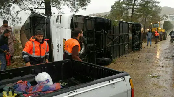 واژگونی خونین اتوبوس در جاده شیراز مرودشت +عکس