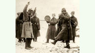 رقصاندن تحقیرآمیز اسیر آلمانی‌ توسط سربازان روسی + عکس